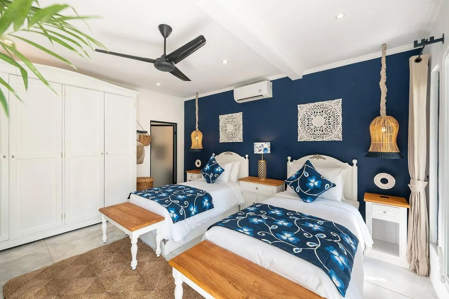 Luxe 5 Bed, Sleeps 10, Butler, Walk To Shopscafe Villa Seminyak  Indonesia