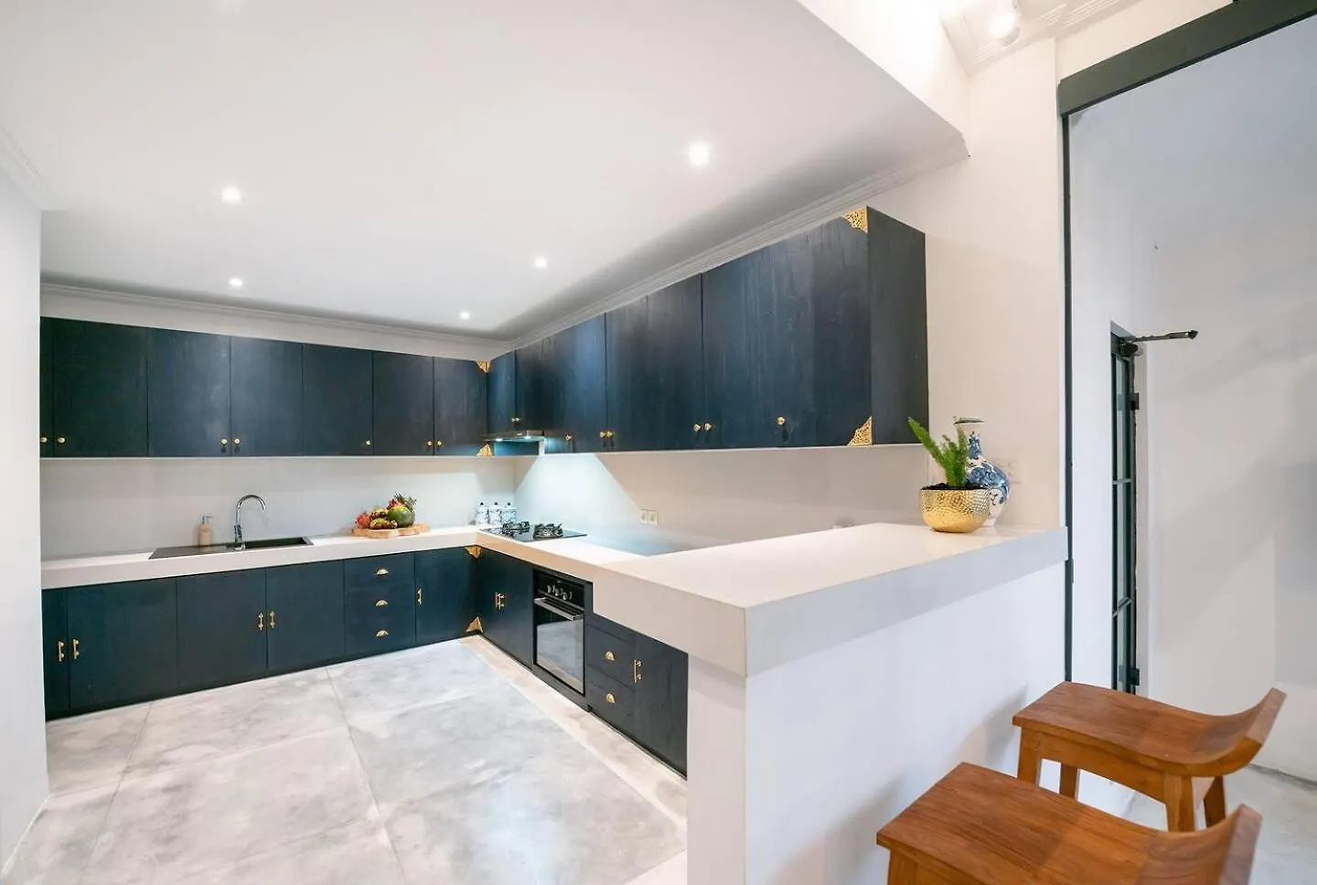 Luxe 5 Bed, Sleeps 10, Butler, Walk To Shopscafe Villa Seminyak  Indonesia