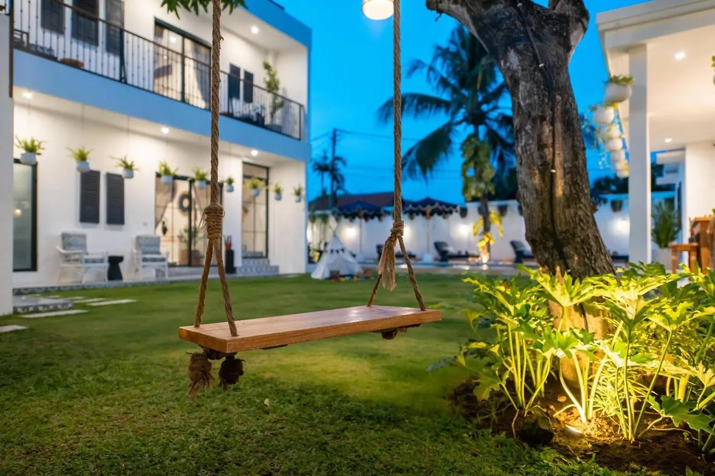 Luxe 5 Bed, Sleeps 10, Butler, Walk To Shopscafe Villa Seminyak