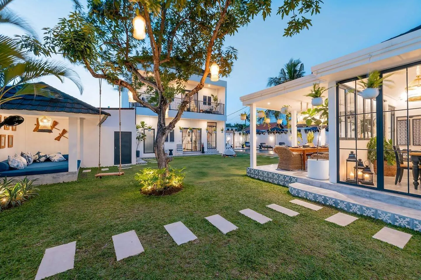 Luxe 5 Bed, Sleeps 10, Butler, Walk To Shopscafe Villa Seminyak